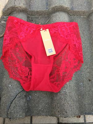 内内收到颜色跟图片颜色一致，很漂亮，蕾丝很柔软弹性好，看看质量蛮好的！是我喜欢的款式，第一次买这牌子，不足的是下水后严重掉色