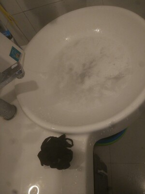 双11买发货非常快，新品样式也非常棒，就是掉色掉到怀疑人生，洗了4次才勉勉强强，洗完之后绳质量不好都开线了。和胖次单品的差距有点大。希望7了个3不要辜负大家的厚爱，及时道歉声明产品问题不要卖了，尽早找到合格高品质的供应商或者重新设计材质。镜头有点糊别在意，大冬天洗的手都冻僵了。伤心