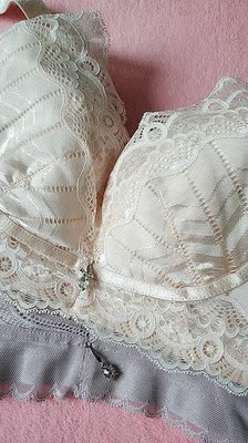 终于等到聚划算开团，关注主播，推荐这款文胸，一直没穿过这样的文胸，总感觉适合大胸妹子，结果收到后我这种小胸妹子穿着也特别适合，很舒服，从来没穿过这么舒服的文胸，忍不住收到货就来评价了，这款文胸真的值得拥有，尤其适合闷热的夏天，每处都是人性化设计。关注店铺，关注主播。还会再来买几套。