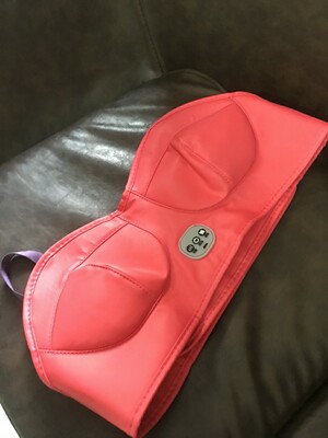 使用方便，我也是每天坚持使用，每天用1-2次，很舒服，超级开心，推荐闺蜜购买了。效果很好 材质贴合胸部很舒服，按摩护理还不错，不同的程序带来的震感也不同，能充分刺激到乳房穴位，按摩疏通筋络