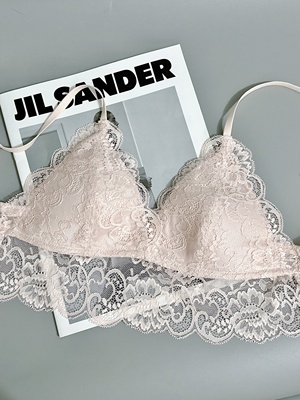 芍药花图案精致又好看！很别致，搭配他纯欲风满满！蕾丝设计 软fufu的穿上亲肤，上身效果真的炒鸡美了！！还有下面蕾丝边噂嘟好好看 是有些小心机在的哈哈 材质轻薄舒适 夏天穿也不会闷热 很适合搭配仙气点的衣服一起穿~