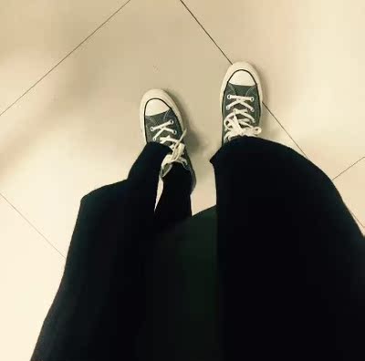 第一次穿converse，果然是踩屎感，比Adidas阿尔法小椰子还舒服。还想买黄色和白色的，真的是太好看了，converse牛逼！