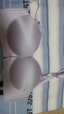 前面的扣子能解开，太方便了，以前不会后面扣扣子。省了好多的事