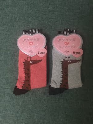 胸垫很薄但是不会凸点。穿的很舒服,就是这个季节穿,夏天估计撸不上身。送了两双袜子。 胸垫很薄但是不会凸点。穿的很舒服,就是这个季节穿,夏天估计撸不上身。送了两双袜子。