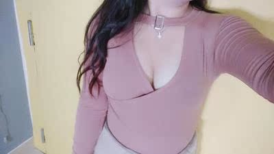 每天坚持使用，看到胸部变的挺拔，是我最大的动力了，毕竟效果呈现出来了，现在大了两个罩杯啦，自然坚挺。一开始没效果，想着不能浪费钱，还是坚持用完这个疗程，结果用到越后面效果就越好，给各位姐妹一个建议，要坚持使用，相信你不会失望的