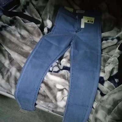 一看就不是正经东西 但是我喜欢 超级好看 颜色超喜欢 小黄鸭是送的 腿太粗就不上照片了 弹力很大 穿了舒服