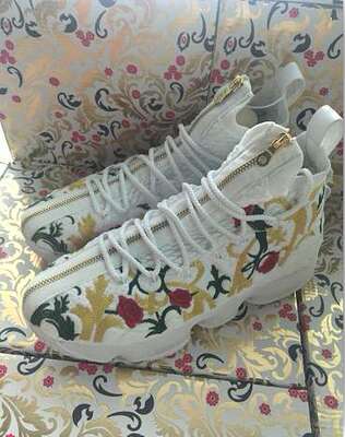 豹纹太骚了，hold不住，换了花卉的。一如既往的好看。