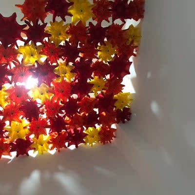 属于厚厚的纯棉料子  喜欢裤脚的格子撞色  买了两套、另一套超级喜欢本来想把这个退了  想想留着月子穿喽