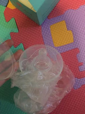 宝宝刚出生的时候给他用了奶瓶喝奶粉，结果一直都不吸我的乳头，奶涨的都疼死了，每次要用吸奶器吸出来再倒到奶瓶里给他吃，麻烦死了不说，每次挤都低头低的颈椎疼，后来看到淘宝推荐看到这款乳贴，果断入手一个，刚开始用不习惯宝宝乱动时奶嘴里宝宝吸的奶老是倒出来，用习惯之后宝宝吸奶我都在旁边躺着睡，婆婆每次看到都说现在的人真的什么神物都可以想的出来