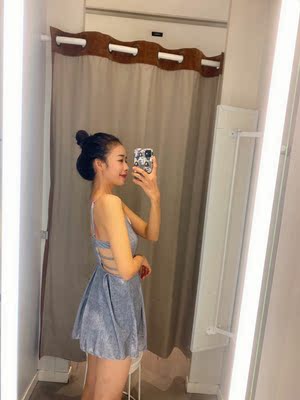 满满高级感,意外的惊喜,面料比图片上的要稍微亮一些,有些银丝的感觉,针织的舒适柔软,穿上很舒服,质量做工都很好,很显瘦,拉的腰线比较好看,拍照挺上镜,过几天跟闺蜜一起泡温泉正好。 满满高级感,意外的惊喜,面料比图片上的要稍微亮一些,有些银丝的感觉,针织的舒适柔软,穿上很舒服,质量做工都很好,很显瘦,拉的腰线比较好看,拍照挺上镜,过几天跟闺蜜一起泡温泉正好。