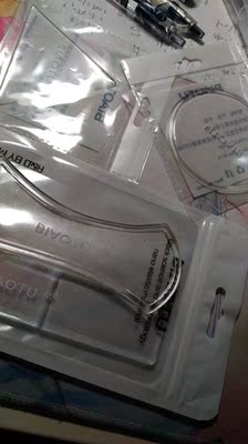 粘性很好，差点扯不下来，过一会就回复原装了，还是很不错的