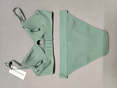 这是在Yoyo家买的第四套内衣了，每一套都非常满意。原以为薄款不适合飞机场，这个梗在这里破了，哈哈、虽然这款是很薄，也没有调整、塑形等功能，但穿着炒鸡舒服，零负担零压迫，颜色也好看。还会继续光顾哒！