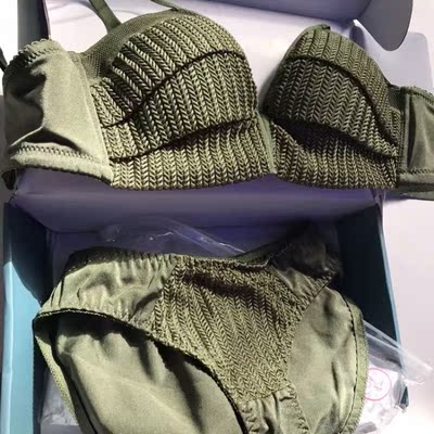 一直都想买的一款,果然和我意,真的超级舒服面料柔软很贴身,小胸也适合穿。 一直都想买的一款,果然和我意,真的超级舒服面料柔软很贴身,小胸也适合穿。