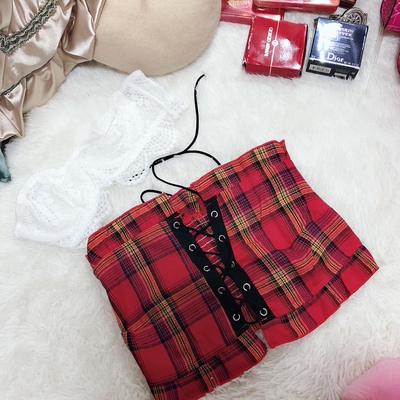 这家店铺的老顾客了 每次买都买一堆 简单拍了一款红色抹胸 最爱 很显肤色