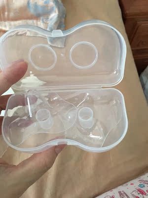 宝贝很薄很软，拿开水烫一下就可以用了，还有一个小盒子装着挺方便的，买的时候记得把辅助贴买上。