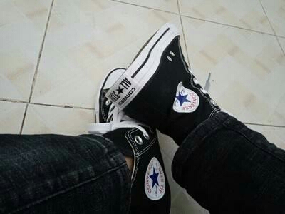 鞋子一如既往地好，一直穿这个牌子的，穿脚上又潮又舒服，且百搭呢！满意满意！