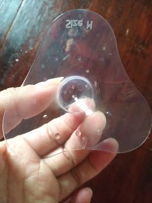 宝贝很薄很软，拿开水烫一下就可以用了，还有一个小盒子装着挺方便的，买的时候记得把辅助贴买上。