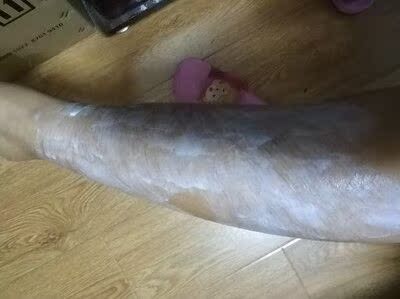 特意使用了一段时间才来评价的，抑毛效果很好，脱了以后毛发长得很慢！真的很意外，脱得超干净，超级值。气味无刺鼻，能闻到淡淡香味，涂上几分钟就搞定，一次就很干净，我汗毛蛮重的，用了身上无刺激感，冲洗干净过后凉凉的，很舒服，这款脱毛膏感觉不错而且价格也不贵也非常好用，下次还回来买