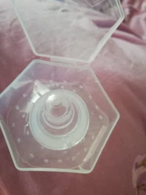 还不错,宝宝会吃了。刚出生的时候没有奶水,喂了几天奶瓶,吃习惯了奶嘴就不会吃母乳了,每天佣吸奶器吸出来再温给他吃,特别麻烦,催奶师推荐买MAM的乳头保护器,宝宝不吃,而且用起来也不方便,总是掉,又买了其他牌子的宝宝还是不吃。后来又看到这一款,像奶嘴一样,评价也不错就买来给宝宝试试,刚开始还不适应,喂了两次终于会吃了,感觉喂奶方便多了,不用再挤奶温奶! 还不错,宝宝会吃了。刚出生的时候没有奶水,喂了几天奶瓶,吃习惯了奶嘴就不会吃母乳了,每天佣吸奶器吸出来再温给他吃,特别麻烦,催奶师推荐买MAM的乳头保护器,宝宝不吃,而且用起来也不方便,总是掉,又买了其他牌子的宝宝还是不吃。后来又看到这一款,像奶嘴一样,评价也不错就买来给宝宝试试,刚开始还不适应,喂了两次终于会吃了,感觉喂奶方便多了,不用再挤奶温奶!