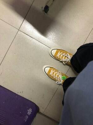 这鞋真的很不错哦 是正品没错了底还挺软的很舒服了哈哈哈哈完美上脚无敌