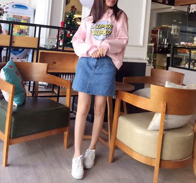 裙子高腰的,版型合身,上身很显瘦呢,配送的腰带可以拆卸,我身高160,45kg买的是s码的裤头稍微有点松,得系上腰带。料子是那种长绒棉,挺亲肤的。 裙子高腰的,版型合身,上身很显瘦呢,配送的腰带可以拆卸,我身高160,45kg买的是s码的裤头稍微有点松,得系上腰带。料子是那种长绒棉,挺亲肤的。