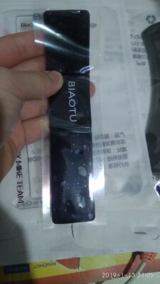 不要贴在墙上，会把粉沾掉，很难看。瓷砖或者门等光滑物体上，手机不会掉，推荐买长方形条的，里面有固定，弧形的太容易变形了。