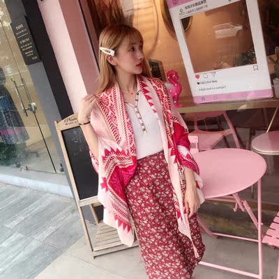 超好看，颜色也很正，特别喜欢，带着旅游必备呀，真的是防晒拍照利器，质量也真的比想象中的还要好，打开之后没有异味，很柔软，披在身上很舒服的感觉，真是好看又亲肤呢，真的很实用的一款防晒披肩，适合小仙女们哦，性价比好高太值了。而且超级上镜美美哒，旅游玩了一圈都找我要链接，满意满意。