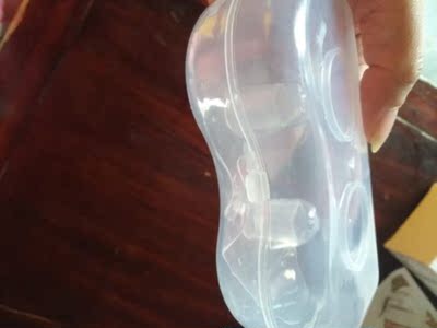 薄薄的，很软，没有异味，孩子吃奶不费力气，喂奶减轻疼痛感，可高温消毒。很方便。有独立小盒子，很满意，很干净卫生薄薄的，很软，没有异味，孩子吃奶不费力气，喂奶减轻疼痛感，可高温消毒。很方便。有独立小盒子，很满意，很干净卫生