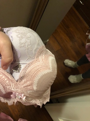 这款上身非常漂亮，哺乳期感觉穿衣服有点没型～ 早先买过这个牌子的内衣，觉得不错。 他们的c罩是薄的，早几年买过B罩是下面比较厚的，感觉大胸小胸都适用。  性价比蛮高的，会回购。