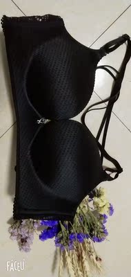 宝贝包装的挺上档次的,做工挺细致的,质量不错,蕾丝的美背设计很性感,交叉肩带设计,夏天穿露背装很漂亮!卖家发货及时,快递也很给力!挺满意的! 宝贝包装的挺上档次的,做工挺细致的,质量不错,蕾丝的美背设计很性感,交叉肩带设计,夏天穿露背装很漂亮!卖家发货及时,快递也很给力!挺满意的!