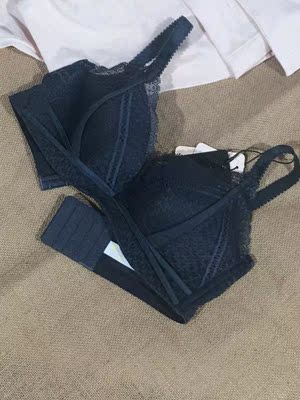 超级喜欢，颜色非常好看，跟描述的一模一样，没有色差，软软的，摸起来很舒服，非常亲肤，不薄不厚刚刚好，款式简单大方，质量非常好，也没有什么脱线之类的瑕疵。迫不及待就下水洗了，泡了一会捞出来发现也没有掉色现象出现