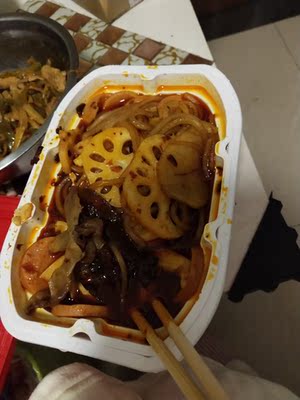 我就说咋这么便宜,味道不是很好,火锅料有点偏黑,不好吃,跟之前吃的差远了!又不辣 我就说咋这么便宜,味道不是很好,火锅料有点偏黑,不好吃,跟之前吃的差远了!又不辣