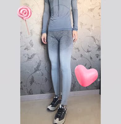 虽说没有模特小姐姐那么细的腿，不过穿上它也非常显瘦啦！面料适合秋冬季，渐变颜色超美，松紧度也刚好，不会勒也不会掉，还是以前的那种高腰设计，保护肚子，做工非常平整，没有一点线头，值得购买！