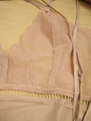 双十一买了绿的,结果颜色很深,显老气,就换了粉色,很好看。胸部两层薄纱,略透,在房间里穿可以。面料丝滑,但是有线头,希望做工再好点。 双十一买了绿的,结果颜色很深,显老气,就换了粉色,很好看。胸部两层薄纱,略透,在房间里穿可以。面料丝滑,但是有线头,希望做工再好点。