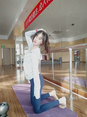 瑜伽裤收到了，面料很柔软，做工精细，穿上很舒服修身，弹性也特别好，穿上一点都不勒，运动时多大幅度都没问题，穿上也很合身，显瘦好搭配，而且店家快递也很快，非常喜欢，还会回购！