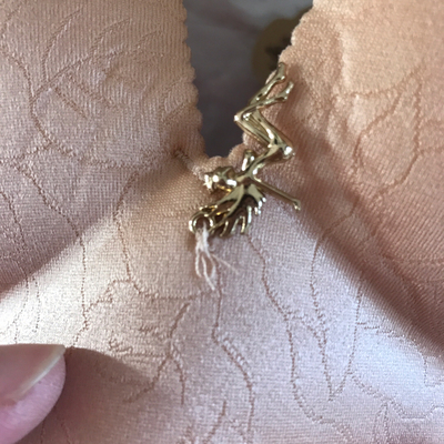 味道太大了，洗了以后还是有味道。虽然是网购，但是细节也太不注意了，线头完全没有处理好。颜色也和图片不符合，老气。料也不尽人意，穿上不知道会不会勒。总之打开拿到货很失望。这个价格我觉得都不符。穿后怎样，等干后试穿&middot;&hellip;&hellip;&hellip;&hellip;&hellip;&hellip;&hellip;&hellip;&hellip;&hellip;&hellip;&hellip;&hellip;&hellip;&hellip;&hellip;&hellip;&hellip;&hellip;&hellip;&hellip;&hellip;&hellip;&hellip;&hellip;&hellip;