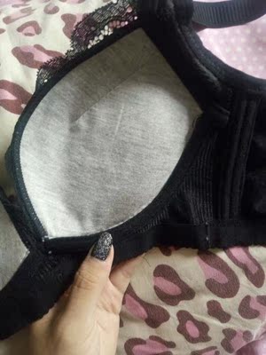 内衣穿上很聚拢 平胸妹子的福音 罩杯也很柔软 不会闷很舒服，聚拢效果很好，穿上衣服胸型也很好看，很喜欢