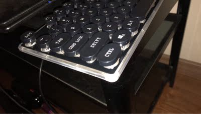 这个机械键盘……em……只能说不是我想要的,塑料手感差,按压回弹也差,然后键盘左下角被磕白了,旁边的三个键掉下来了,我给装回去了,想退的,但是觉得鼠标还可以就懒得退了,哎,用一用再买个好的吧 这个机械键盘……em……只能说不是我想要的,塑料手感差,按压回弹也差,然后键盘左下角被磕白了,旁边的三个键掉下来了,我给装回去了,想退的,但是觉得鼠标还可以就懒得退了,哎,用一用再买个好的吧