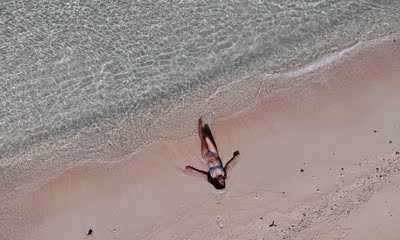 在Yukari这买到了自己最喜欢的一套泳衣 穿脱方便 颜色好到乱搭都好看 也是弹性的光面料 适合运动 这个颜色在白皮和麦肌的人上有可以穿出不一样的效果 白的时候穿很日系 有点小清新， 麦色肌肤上身这个颜色就越亮越野性 赞👍🏼