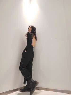 很酷的欧美装,配工装裤很合适,很贴身,不会皱,质感也比较舒适 很酷的欧美装,配工装裤很合适,很贴身,不会皱,质感也比较舒适