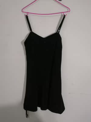 没人给我拍照，秀不了上身效果😂但是真的很棒啊，超级遮肚子上的肉肉，垂坠感好，我160的净身高，裙子刚好到膝盖以上一点点，也没有多余的线头什么的，肩带还是可调的，完美！