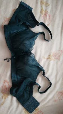 很合身，里侧面料是棉的，穿着舒适，好评。