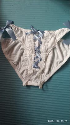 小贵，但料子摸起来很舒服，做工还行