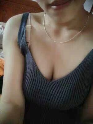 质量很棒,效果不错,挺滋润的,特别好吸收,膏体一点不油腻,涂抹上加上手法按摩,整个胸部大了一圈,用的效果还是挺好的。 质量很棒,效果不错,挺滋润的,特别好吸收,膏体一点不油腻,涂抹上加上手法按摩,整个胸部大了一圈,用的效果还是挺好的。