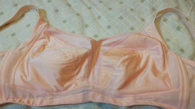 文胸很舒服，罩杯是薄款，普通款是四个排扣的，下围大的mm可以多加几个排扣，但是加排扣会使肩带下滑，100已是最大码了