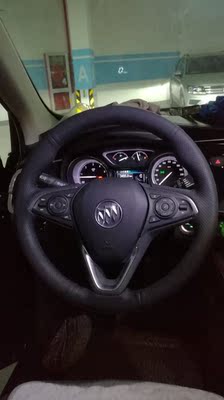 宝贝收到材质与店家描述一致牛皮的，做工走线都很好，为自缝创造了方便，卖家服务非常到位，担心线不够，针怕侬断，与卖家说后，卖家毫不犹豫多给了一套，还发了安装视频，原先与有需要拍这款护套拍家一祥犹豫，茫然看点评，与卖家沟通后，卖家的一句话（缝坏了补发，只有对自己产品自信才敢这么说）让我选着了这家店铺，今天花了3个小时在夫人协助下完美完工，没有辜负自己的能力，当然也没有让卖家失望，（卖家发的安装视频每段中间往两边缝，第一段按照卖家说法缝，最后缝到尾还是有点偏差毕竟第一次缝，后两副自己选着一头缝到结尾完美没有偏差，）以上是本人缝制过程的经历对你拍者也许有所帮助。