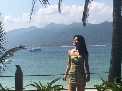 宝贝很好看，穿着修身显瘦，显身材，喜欢。料子也很舒服～像游泳衣的布料，弹性。身高163.体重101,可参考。客服态度很好，物流很快。在海南旅游用的，好评！