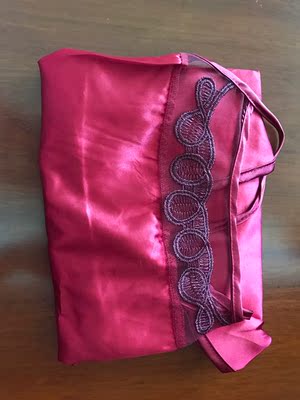 包装完好,物流挺快的,衣服很喜欢,手感面料摸起来很舒服,关键是老公很喜欢 包装完好,物流挺快的,衣服很喜欢,手感面料摸起来很舒服,关键是老公很喜欢