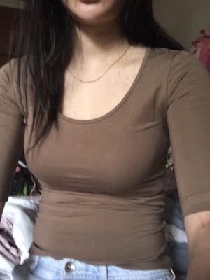 宝贝用了感觉胸部圆润挺拔了很多，这个产品真的非常的滋润，特别的易吸收，本来拿到时看到这么好的包装就很惊喜，很高兴，摸起来也没有刺激的感觉呢，以前我胸部有些外扩的，现在也聚拢起来了，主要变得丰满了好多，胸部皮肤也变得更细嫩白皙了，产品效果真不错，值得购买。嘿嘿，坚持使用下去会收获更好的结果，当然你们也赶紧行动起来吧