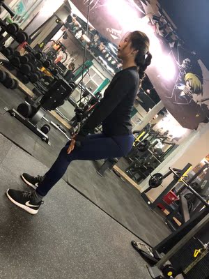 我买的是蓝色很是喜欢 裤子很优秀 没有色差 延展性和支撑性都很好 穿上去和显瘦 质量做工都很好 装备酷酷的感觉训练状态也很好 天冷了可以当裤子穿